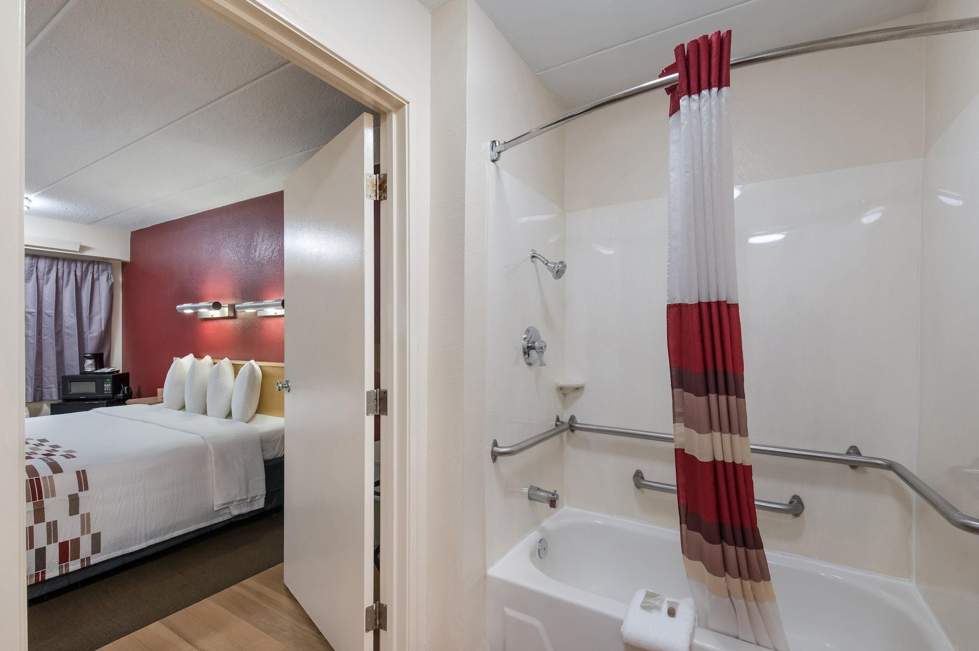 Red Roof Inn Philadelphia - Тревоус Екстериор снимка