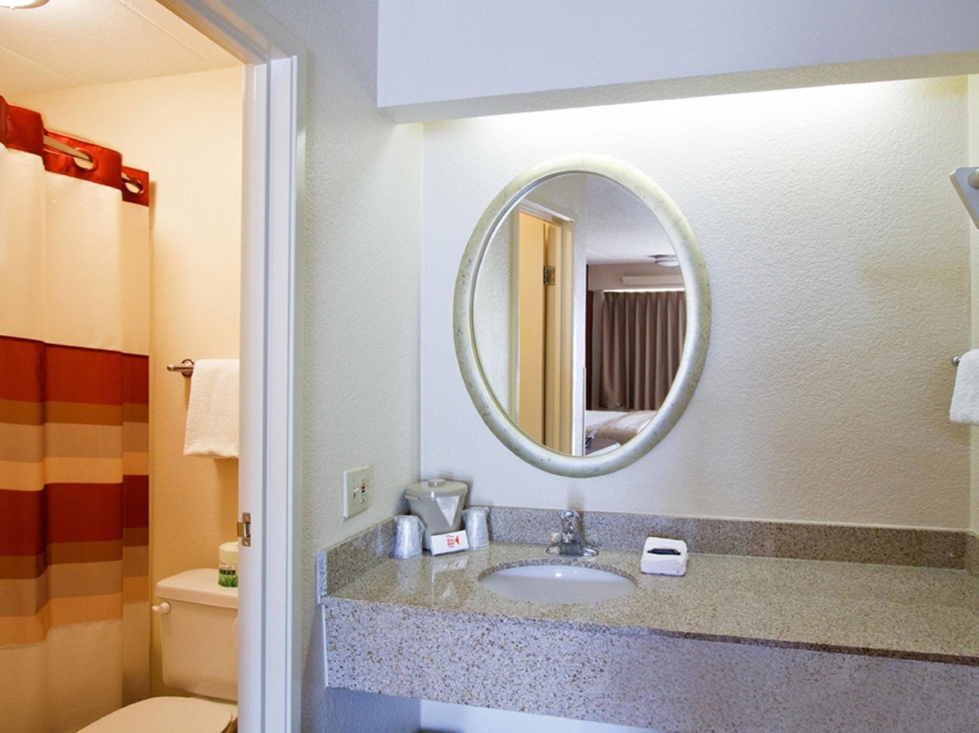 Red Roof Inn Philadelphia - Тревоус Екстериор снимка